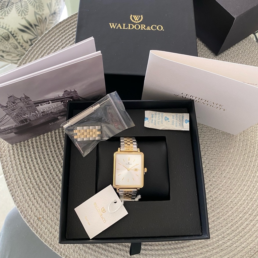 NWT/NIB Waldor & Co. ladies “Delight 32 Chelsea” 22 carat gold-plated SS watch - Picture 10 of 13